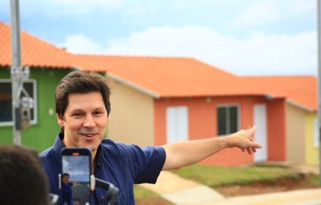 Daniel Vilela fecha junho com 746 casas entregues gratuitamente a famílias goianas